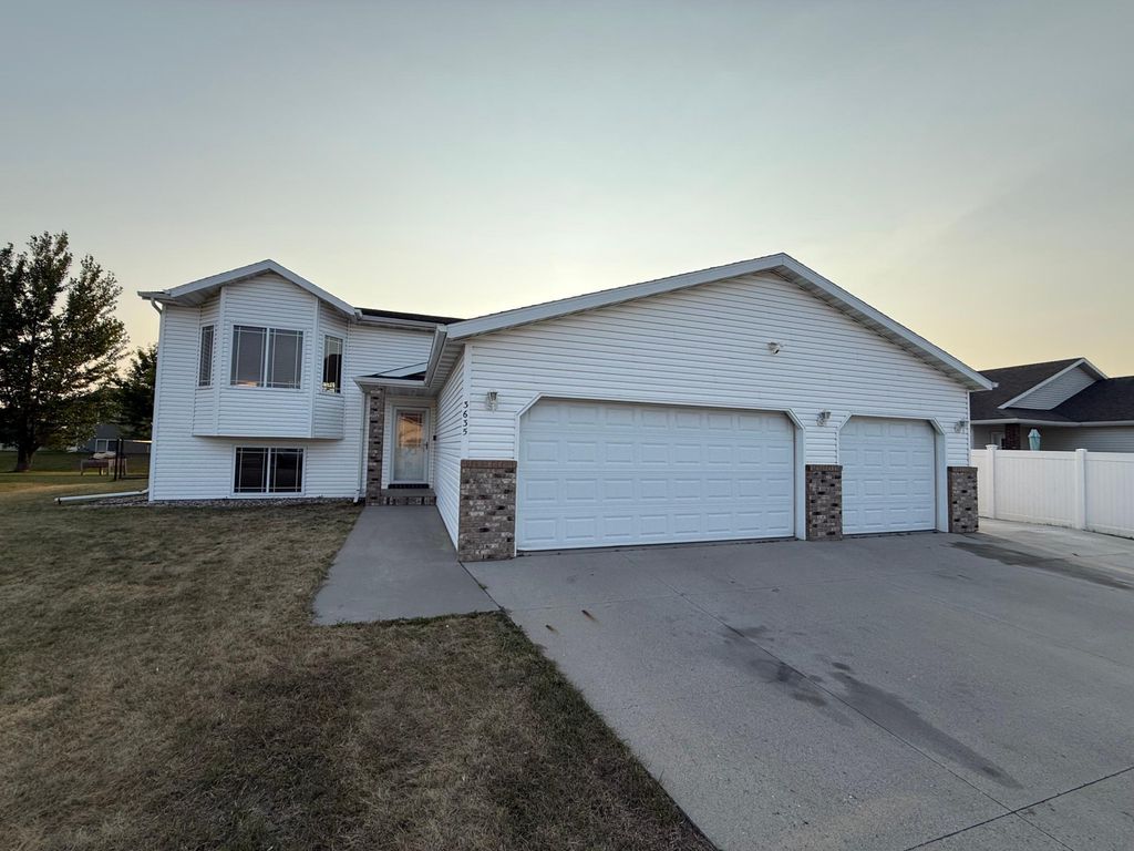 3635 Harrison Street S, Fargo, ND 58104