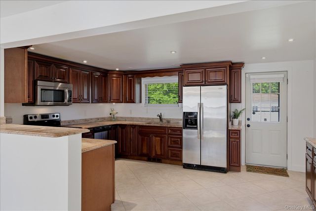 498 Miller Place Road, Miller Place, NY 11764