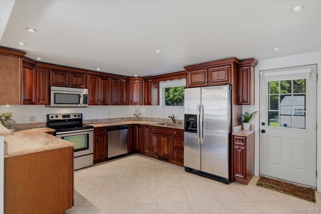 498 Miller Place Road, Miller Place, NY 11764