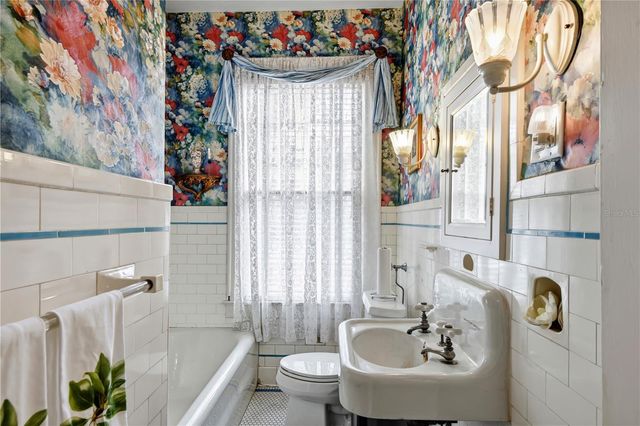 347 E 3RD AVENUE, Mount Dora, FL 32757