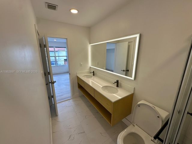 9734 NW 5th Ter 9734, Miami, FL 33172