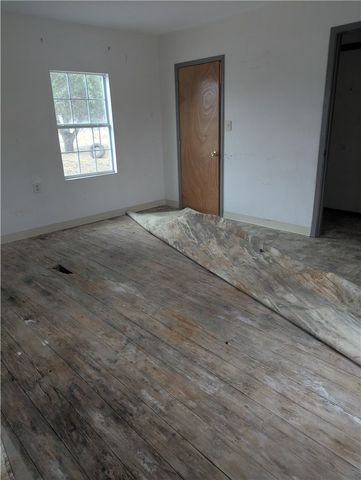 822 Olivo St, Mathis, TX 78368