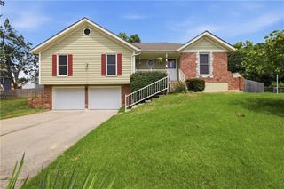 415 SE Bent Tree Drive, Blue Springs, MO 64014