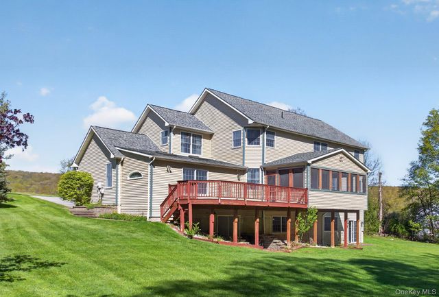 6 Martingale Way, Pawling, NY 12564
