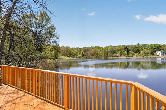6 Martingale Way, Pawling, NY 12564