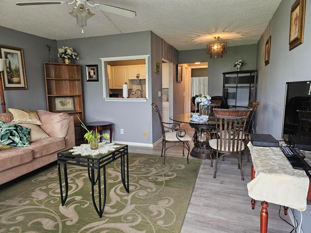 102 Easthampton E E, West Palm Beach, FL 33417