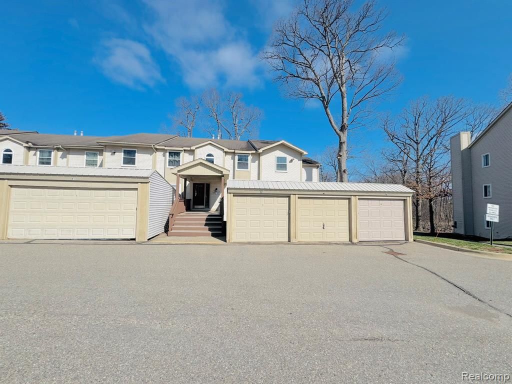 4956 Oak Hill Drive 78, Waterford, MI 48329