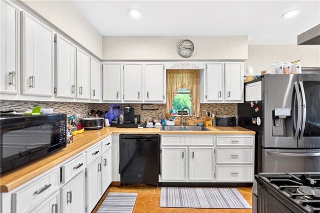 1218 Mutual St, Sheraden, PA 15204