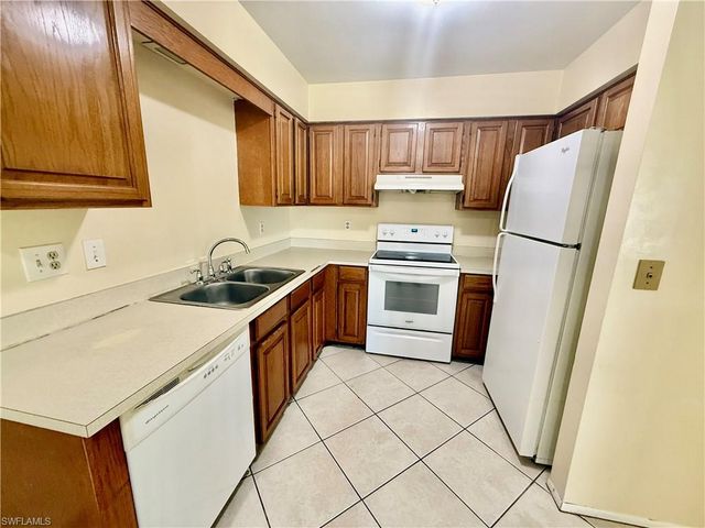 516 Parkside ST, Lehigh Acres, FL 33936