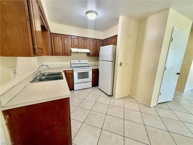 516 Parkside ST, Lehigh Acres, FL 33936