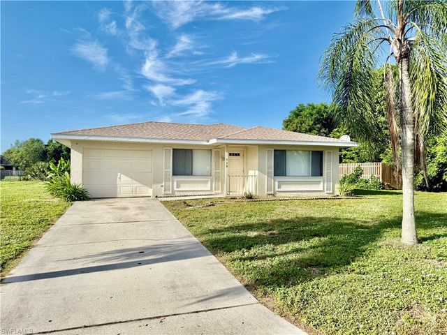 516 Parkside ST, Lehigh Acres, FL 33936