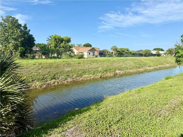 516 Parkside ST, Lehigh Acres, FL 33936