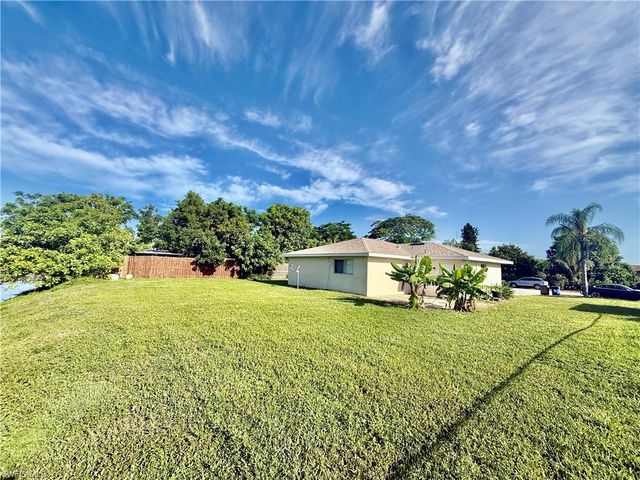516 Parkside ST, Lehigh Acres, FL 33936