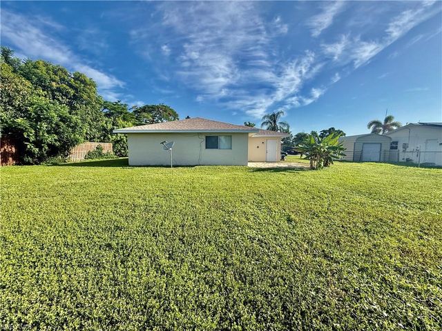 516 Parkside ST, Lehigh Acres, FL 33936