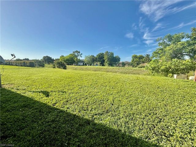 516 Parkside ST, Lehigh Acres, FL 33936