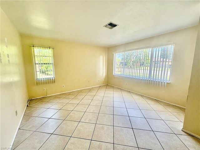516 Parkside ST, Lehigh Acres, FL 33936