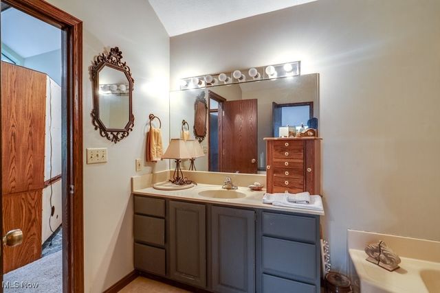 582 Meredith Lane, Cuyahoga Falls, OH 44223