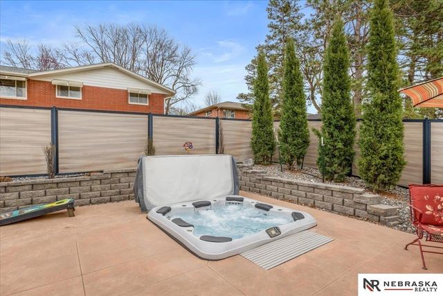 510 Hazelwood Drive, Lincoln, NE 68510