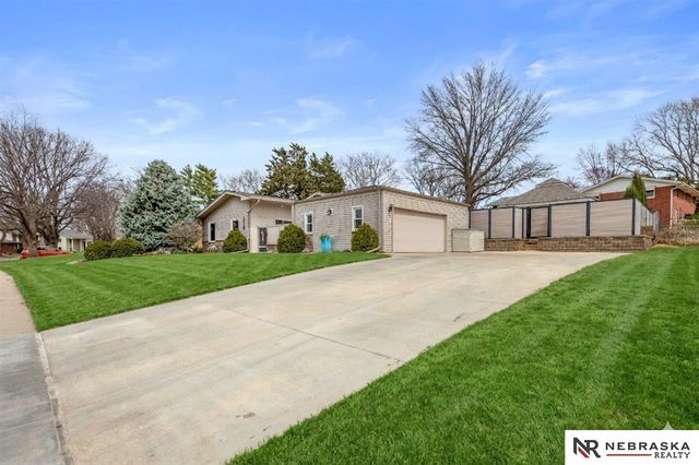 510 Hazelwood Drive, Lincoln, NE 68510