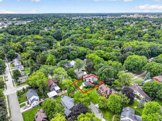 1126 E NAWADA STREET, Appleton, WI 54911