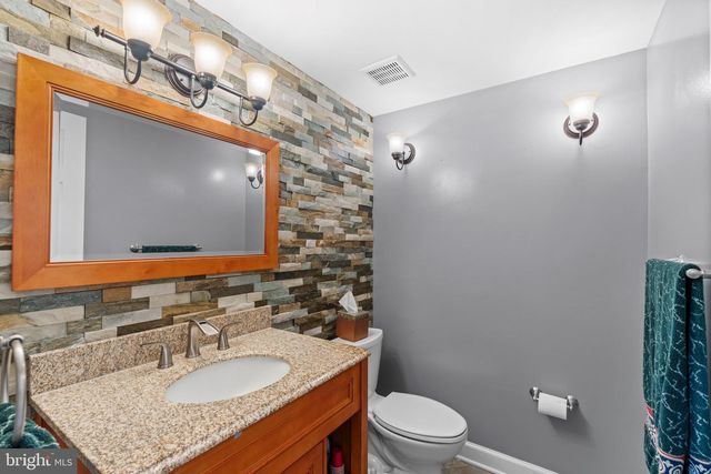 6021 WOODLAKE LN, Alexandria, VA 22315