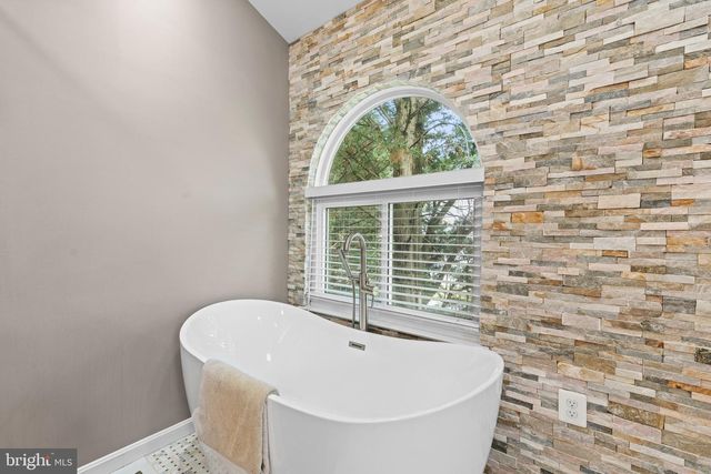 6021 WOODLAKE LN, Alexandria, VA 22315