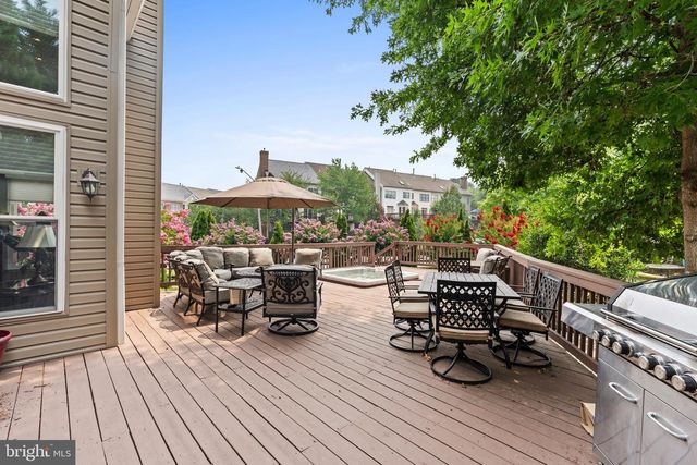 6021 WOODLAKE LN, Alexandria, VA 22315