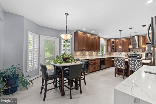 6021 WOODLAKE LN, Alexandria, VA 22315