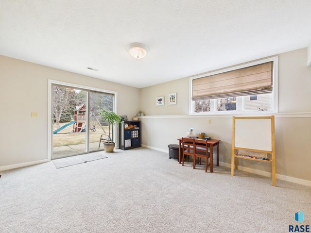 112 W St Andrews Dr Drive, Sioux Falls, SD 57108