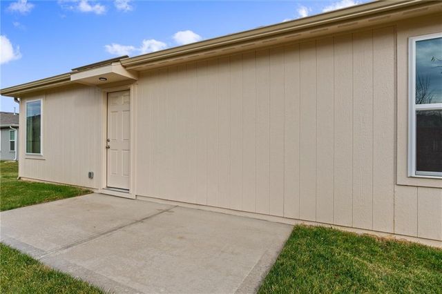 2288 Woodfield Drive, Tonganoxie, KS 66086