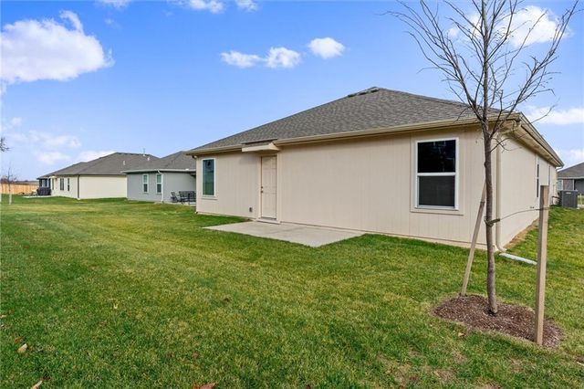 2288 Woodfield Drive, Tonganoxie, KS 66086