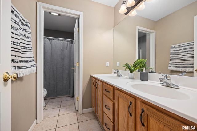 1607 W GREYSTONE Court, Chillicothe, IL 61523