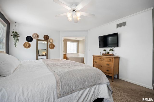 1607 W GREYSTONE Court, Chillicothe, IL 61523