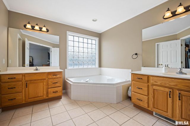 1607 W GREYSTONE Court, Chillicothe, IL 61523
