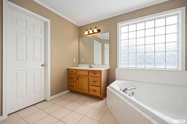 1607 W GREYSTONE Court, Chillicothe, IL 61523