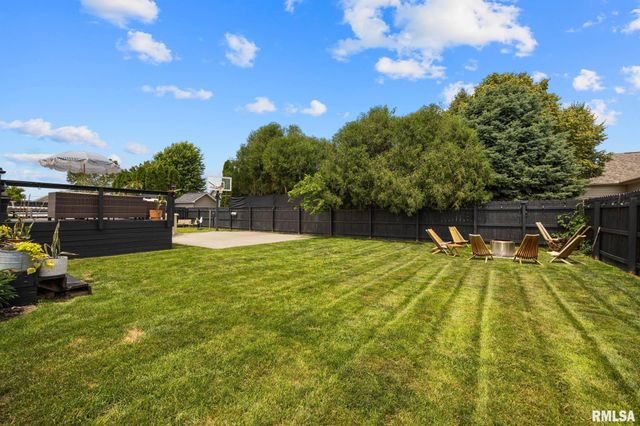 1607 W GREYSTONE Court, Chillicothe, IL 61523