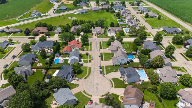 1607 W GREYSTONE Court, Chillicothe, IL 61523