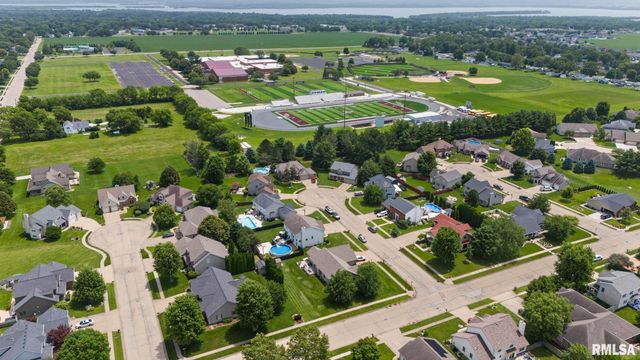 1607 W GREYSTONE Court, Chillicothe, IL 61523