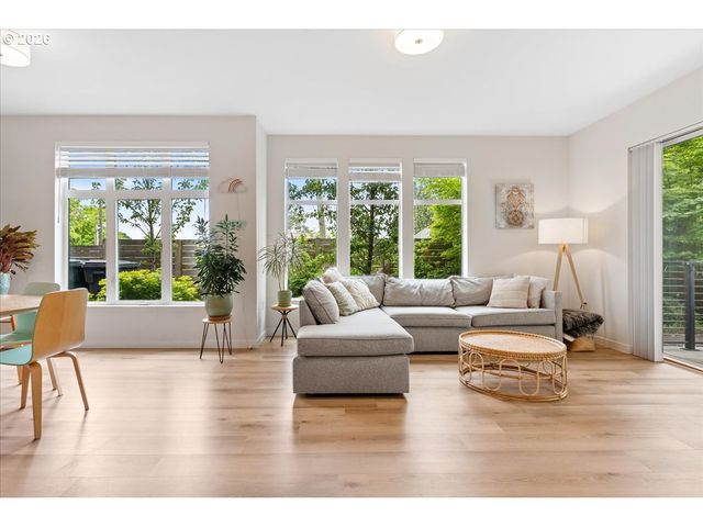 425 Ne BRYANT St 103, Portland, OR 97211