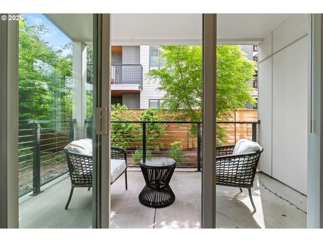 425 Ne BRYANT St 103, Portland, OR 97211