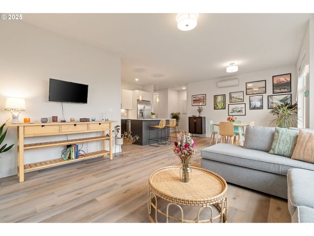425 Ne BRYANT St 103, Portland, OR 97211