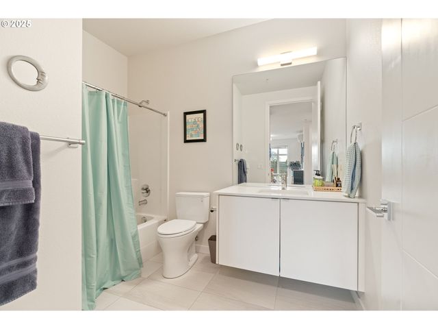 425 Ne BRYANT St 103, Portland, OR 97211
