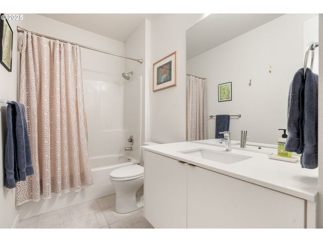 425 Ne BRYANT St 103, Portland, OR 97211