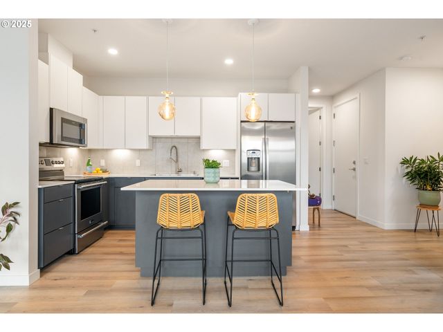 425 Ne BRYANT St 103, Portland, OR 97211