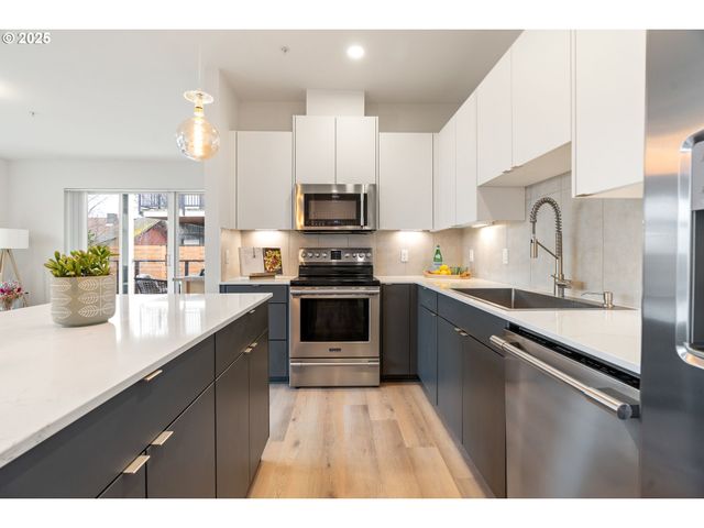 425 Ne BRYANT St 103, Portland, OR 97211