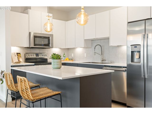 425 Ne BRYANT St 103, Portland, OR 97211