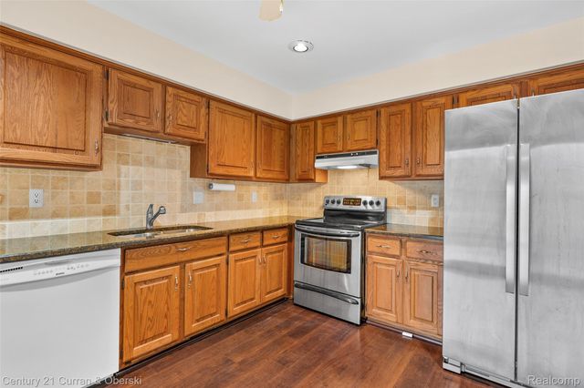 3118 Lindenwood Drive, Dearborn, MI 48120