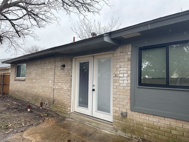 1017 Pleasant Valley Road, Garland, TX 75040