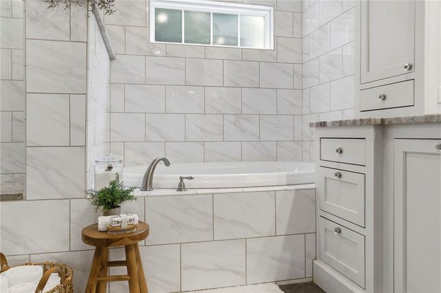 415 NW 5th Street, Bentonville, AR 72712