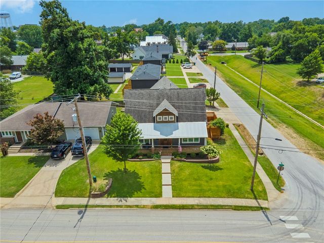 415 NW 5th Street, Bentonville, AR 72712